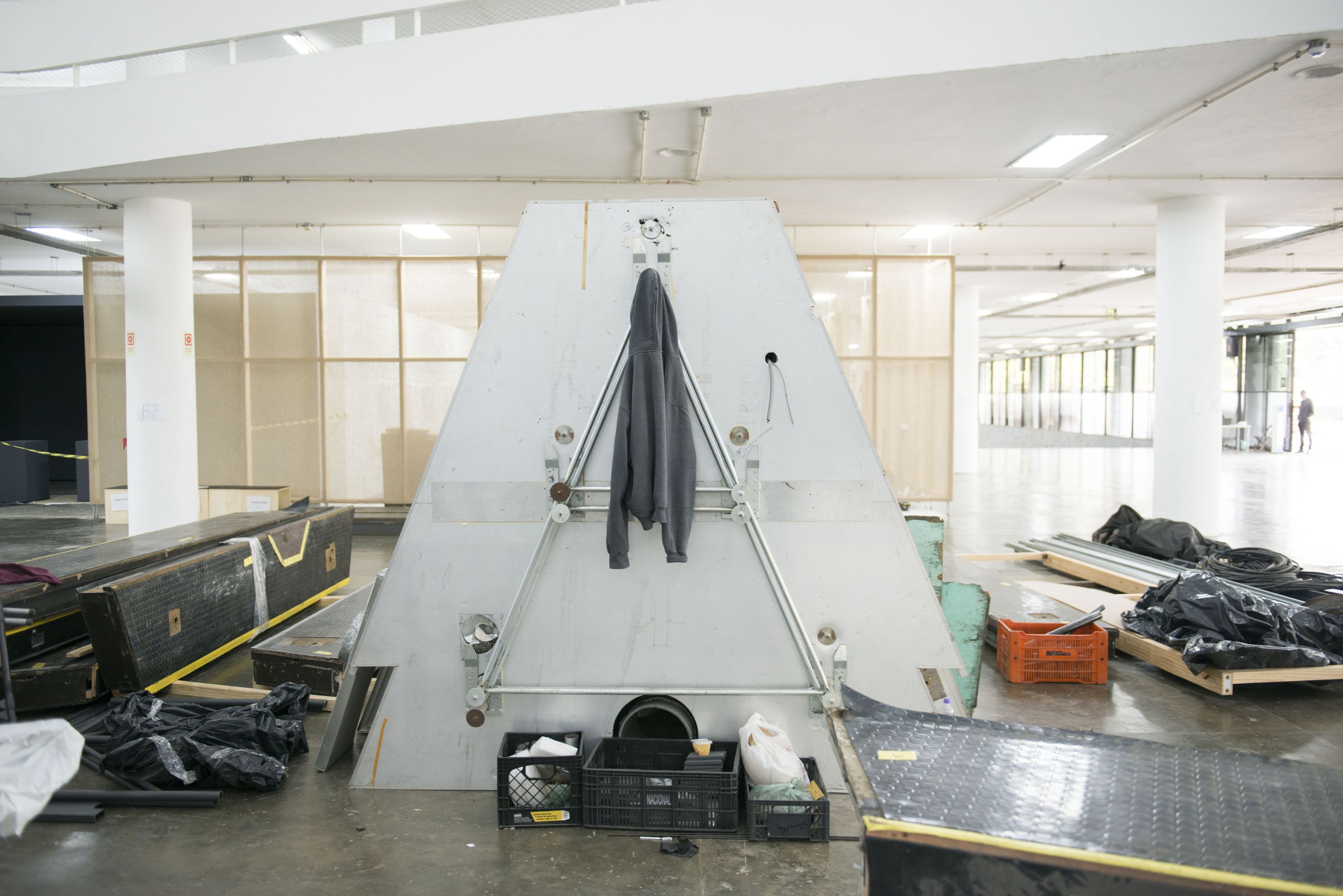 Marissa Lee Benedict, Daniel de Paula, and David Rueter, Installation of deposição / deposition in the Vão